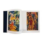 Seite 38-39; abstrakte, farbenfrohe Gemälde in einem aufgeschlagenen Buch.