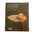 Text beschreibt die transformative Kunst von Beth Ames Swartz und Julianne Swartz. Skulptur auf rundem Tisch.