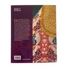 Links: Text über ein "Schatzbuch aus St. Emmeram". Rechts: Bunter, floraler Stoff mit Goldbordüre. Oberer Text: "Bayerisches Nationalmuseum".