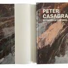 Titel: "PETER CASAGRANDE RETROSPEKTIVE 1965–2026". Abstrakte Malerei in dunklen, erdigen Tönen mit farbigen Akzenten.