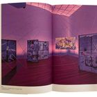 Texte: "CONDULA DITZ", "MAP", "13K", "PO", "AN". Eine Ausstellung mit beleuchteten Tafeln in einem violetten Raum.