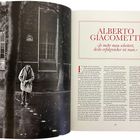 Großer roter Text: "ALBERTO GIACOMETTI." Zitat darunter: "Je mehr man scheitert, desto erfolgreicher ist man." Links: Foto eines Mannes in einem Mantel vor einem Gebäude.