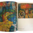 Text: "32: Janus und die Kinder der Zeit, 1955 | Janus and the Children of Time, 1955". Gemälde voller bunter, abstrakter Figuren.