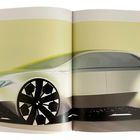 Text: "BMW Design". Illustration eines modernen Autos mit futuristischen Felgen und aerodynamischem Design.