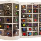 Links: "Cities/Cidades", Seite 56. Rechts: "Bottle Caps", Seite 57. Verschiedenfarbige Flaschendeckel auf Boden.