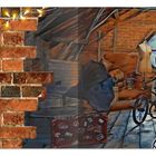 Notiz mit Text: „Und jetzt geht’s los! Viel Glück!“. Illustration: Zwei Kinder schauen sich in einem Dachboden um.