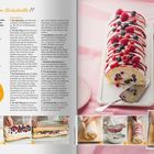 "Rezept für Waldbeeren-Biskuitrolle, inkl. Zutaten und Anleitung. Fotos zeigen Zubereitungsschritte und fertige Biskuitrolle."