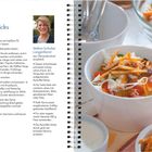 "Schichtsalat mit Gyros und Kartoffel-Sticks. Zutatenlisten und Rezeptanleitung für den Salat und das Dressing."