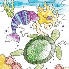 Illustration: Eine Meerjungfrau streichelt eine große grüne Schildkröte. Ein kleiner Fisch schwimmt im blauen Wasser darüber.