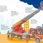 Illustration eines Feuerwehrfahrzeugs mit Drehleiter, Rettungskorb und Feuerwehrleuten im Einsatz.