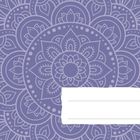 Weiße Linien zum Beschriften auf Mandala-Hintergrund in Lila. Florales, symmetrisches Muster.