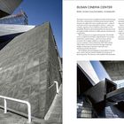 "Dongdaemun Design Plaza" und die Zahl 15. Betonarchitektur mit geschwungenen Formen und Schattenflächen.