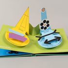 Eine bunte Pop-up-Illustration mit geometrischen Formen und englischen Fragen darauf.