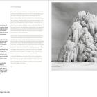 Texte: "Forgotten Beauty", "Hunting Magic", "Frozen Fountain, Belle Isle, Detroit, Michigan, USA, 1994". 

Beschreibung: Ein schwarz-weißes Foto zeigt einen beeindruckenden, großen, gefrorenen Eisturm in einer winterlichen Landschaft.