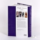 Buchrücken mit lila Einband, Text "Ralph Lauren Catwalk." Rückseite zeigt Laufstegfotos von Modellen.