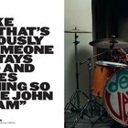 Großer Text links: Zitat über Schlagzeugspiel. Rechts: Frau in rotem Outfit spielt Schlagzeug, auf der Trommel steht "Deap Vally".