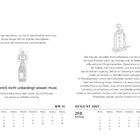 Kalendarium für März und August 2027, inklusive wöchentlicher Tipps zu Sektflaschen und Kraftstofflagerung. Illustrationen: Flasche, Zapfsäule.