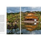 Der Kinkaku-ji-Tempel in Kyoto spiegelt sich im Wasser. Umgeben von Bäumen und einem ruhigen Teich.