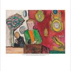 Gemälde von Gabrielle Münter. Bunte Wände mit Uhren, einem Mann im grünen Mantel und Vasen mit Blumen.