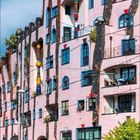 Kalenderseite für Februar 2021. Ein kreatives, buntes Gebäude mit unregelmäßigen Formen und goldener Kugel oben.