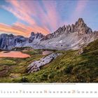 Februar 2023. Majestätische Bergkette bei Sonnenuntergang mit buntem Himmel in sanften Farben.