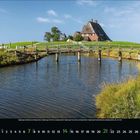 2. Juni. Kalenderansicht mit Reetdachhaus hinter einem Holzsteg, umgeben von grünen Wiesen und einem Wassergraben.