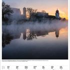 Kalenderseite Februar 2027 mit einem nebeligen Schloss und Bäumen am Morgen in sanften Farben.