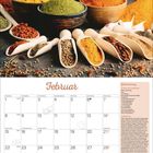 Text: Februar, Gemüsecurry. Rückseite: Rezepte. Bild zeigt bunte Gewürze in Schalen und Löffeln.