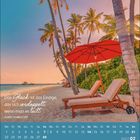 Zitat: "Das Glück ist das einzige, das sich verdoppelt, wenn man es teilt." Strand mit Liegen und Palmen; Kalender unten.