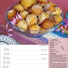 Apfel-Joghurt-Torte Rezept. Kalender für März mit einem Foto einer Torte auf einem Teller, Kaffee im Hintergrund.