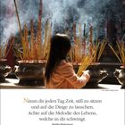 Kalender: 20.-27. März. "Nimm dir jeden Tag Zeit, still zu sitzen...," Buddha Shakyamuni. Person zündet Räucherstäbchen an.