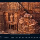 Kalenderblatt für Februar 2023, zeigt die in Felsen gehauene Schatzkammer von Petra mit detaillierten Säulen und Ornamenten.