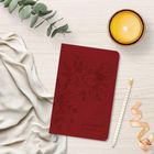 Text: "Zauberwald Liebervollgewandelt" auf rotem Notizbuch, daneben Kerze, Eukalyptus, Bleistift und Stoff.