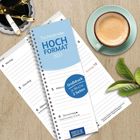 "Tischkalender HOCH FORMAT 2027", "Großdruck je Woche 2 Seiten". Spiralgebundener Kalender, Kaffee, Stifte, Pflanze.