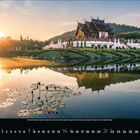 Kalenderblatt, Februar 2024. Landschaft mit Pavillon, spiegelndem Teich und Seerosen im Vordergrund. Sonnenuntergang im Hintergrund.