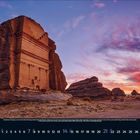 Kalenderseite im Februar 2023 mit einem monumentalen Sandsteinbau, dramatischem Himmel und Wüstenlandschaft bei Sonnenuntergang.