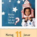 „Welche Farbe hat das Weltall? Montag 11 Januar“ Ein Kind trägt einen Raketenhelm aus Pappe vor einem blauen Hintergrund mit Sternen.