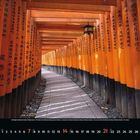 Japanische Schriftzeichen auf orangefarbenen Torii. Unterer Bereich zeigt Kalendertage des Monats Februar in Weiß und Rot.