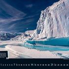 Zitat über Eisberge im Februar-Kalender. Großes Eisberg-Panorama, klirrend blaue Ruhe unter dramatischem Himmel.