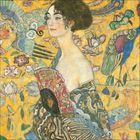 Illustration einer Frau mit dunklem Haar in bunter Kleidung, umgeben von floralen Mustern und exotischen Vögeln vor gelbem Hintergrund.