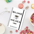 Text: "Bleib verrückt, sonst wirst du irre! Mein Schulplaner 2026/27." Illustration: Ein niedlicher Charakter mit Sonnenbrille. Buntes Frühstück und Kopfhörer.