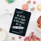 Auf einem Notizbuch steht: "Am besten bin ich immer in den Dingen, die ich nicht tun sollte. Mein Schulplaner 2026/27." Daneben liegen bunte Kekse und Kopfhörer.