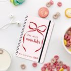 „Das wird mein Jahr. Mein Schulplaner 2025/21“ steht auf einem spiralgebundenen Planer mit rosa Cover und Schleife.