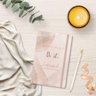 "Dream it. Plan it. Do it. Zwei­tausend­sieben­und­zwanzig 2027." Planer auf Tisch mit Kerze, Stift und Eukalyptus.