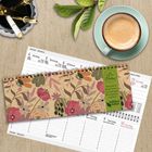 Kalender mit floralen Motiven, „Aus Liebe zur Natur“, „edition natur“, daneben eine Tasse Kaffee und Stifte.