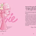 "Barbie" in großem Schriftzug links. Rechts oben: "Keine kann Pink so gut wie Barbie...". Illustration einer Frau im pinken Kleid.