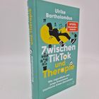 Auf einem türkisfarbenen Buch steht: "Ulrike Bartholomäus, Zwischen TikTok und Therapie". Illustration: Junger Mensch auf gelbem Sofa.