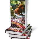 Der Titel lautet "Mogadischu". Ein Dackel sitzt auf einem Tisch mit karierter Tischdecke. Bücherstapel.