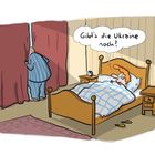 Sprechblase: "Gibt's die Ukraine noch?" Mann im Pyjama schaut durch Vorhang, Frau im Bett mit besorgtem Gesichtsausdruck.