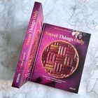 „Sweet Things Only“ von Mona Schmidt. Eine bunte Torte auf einem lila Hintergrund.